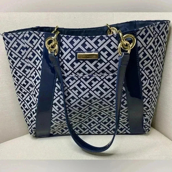 Tommy Hilfiger Handbags - Tommy Hilfiger hand bag